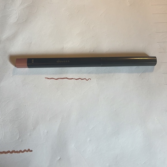 4 Lip Liners - Picture 6 of 9